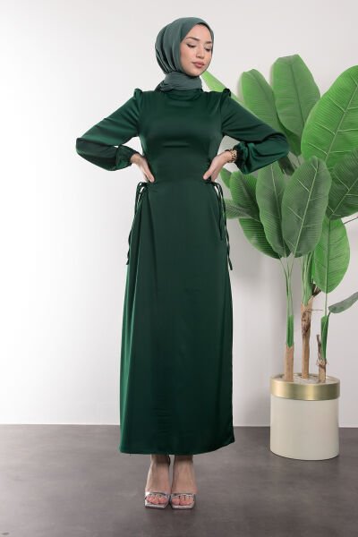 فستان سهرة بحجاب من الساتان مربوط بالتقاطع الجانبي، لون زمردي