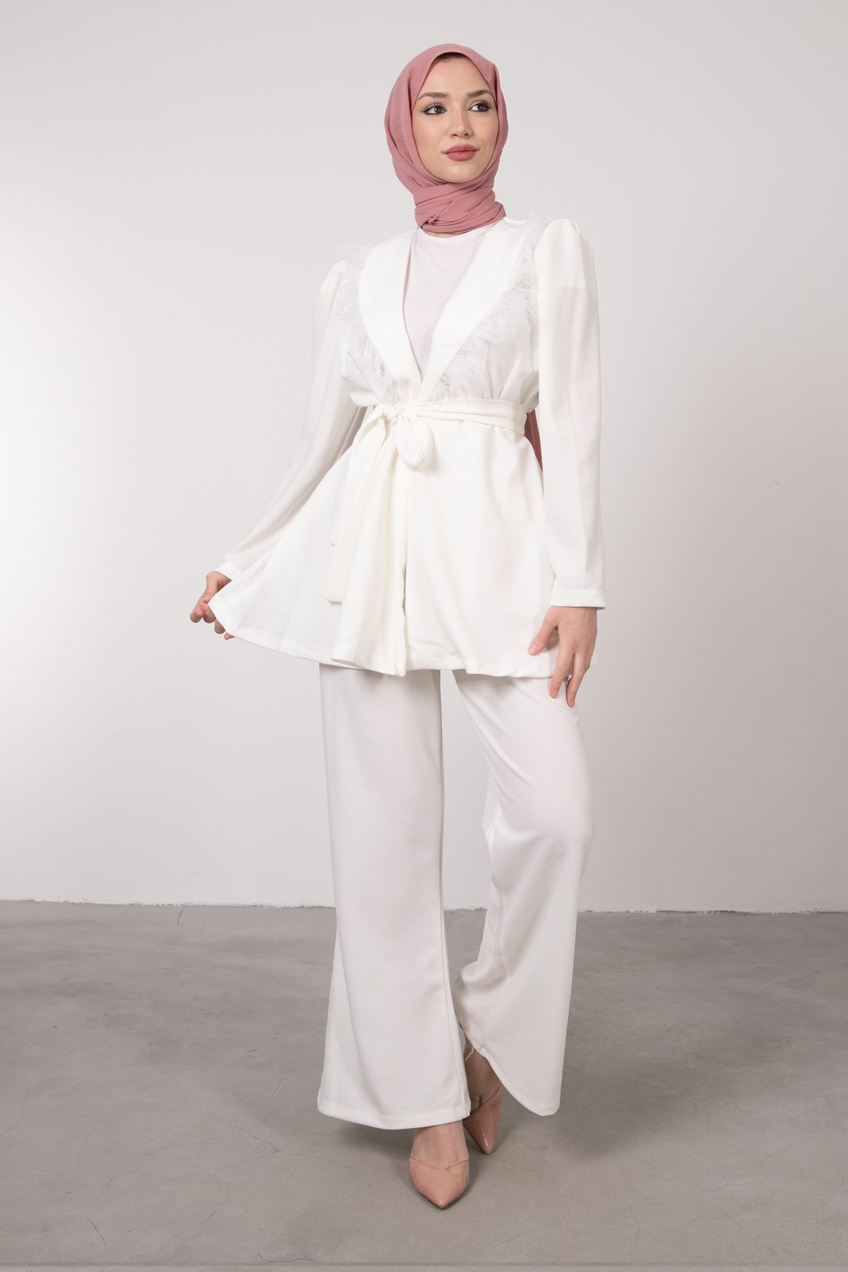 Costume Hijab Kimono Espagnol Détail Plumes Croisées Blanc