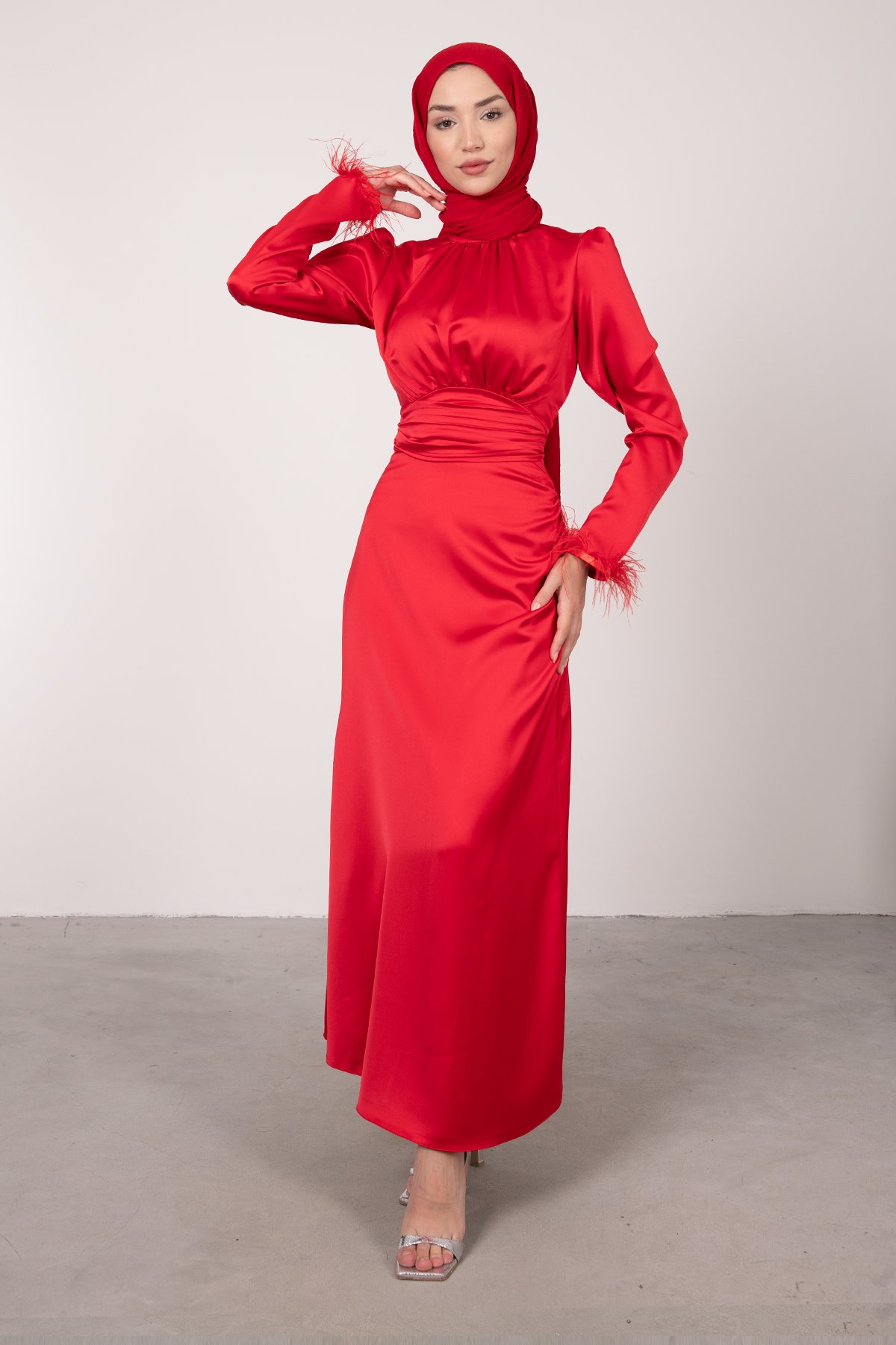 فستان سهرة للحجاب بطبقات غير متماثلة عند الخصر باللون الأحمر