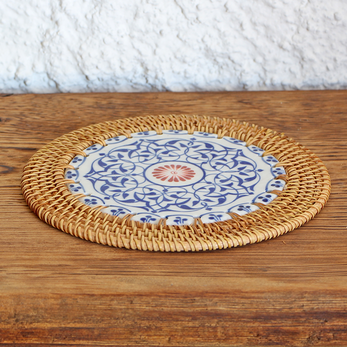 RATTAN ÇERÇEVELİ 20 CM. ORTASI KIRMIZI MAVİ DESENLİ DEKORATİF OBJE & NİHALE