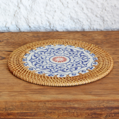 RATTAN ÇERÇEVELİ 20 CM. ORTASI KIRMIZI MAVİ DESENLİ DEKORATİF OBJE & NİHALE