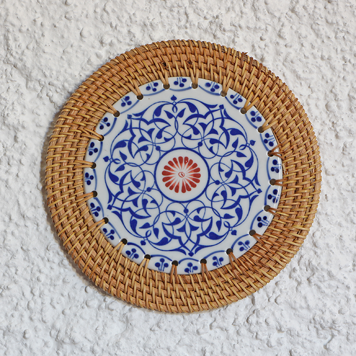 RATTAN ÇERÇEVELİ 20 CM. ORTASI KIRMIZI MAVİ DESENLİ DEKORATİF OBJE & NİHALE