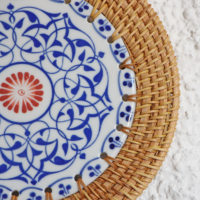 RATTAN ÇERÇEVELİ 20 CM. ORTASI KIRMIZI MAVİ DESENLİ DEKORATİF OBJE & NİHALE