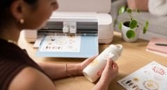 Cricut Maker 4 Kesici Makine Başlangıç Paketi (Makine + Temel Alet Seti + Transfer Bandı 30x120cm + Kalıcı Vinil Folyo Altın & Gümüş)