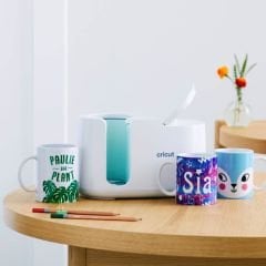 Cricut Maker 4 Kesme Makinesi ve Kupa Presi ile Kupalarını Kendin Tasarla Paketi (Makine + Kupa Presi + Transfer Kağıdı + Isıya Dayanıklı Bant + Alet Seti + Kazıyıcı)