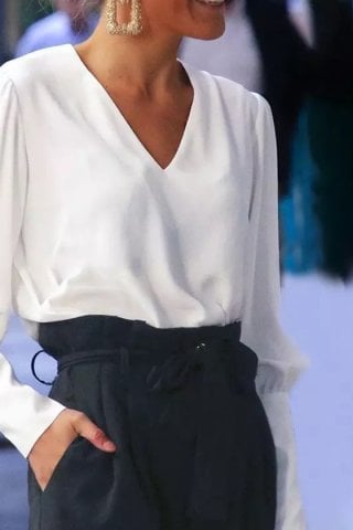 Beyaz Siyah Düğme Detaylı V Yaka Bluz