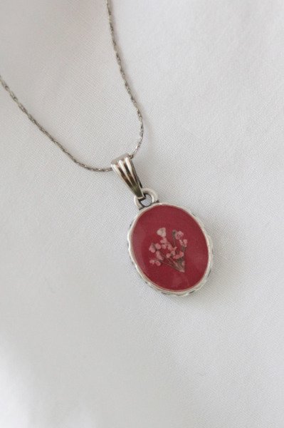 Kurutulmuş Çiçekli Pembe Oval Kolye