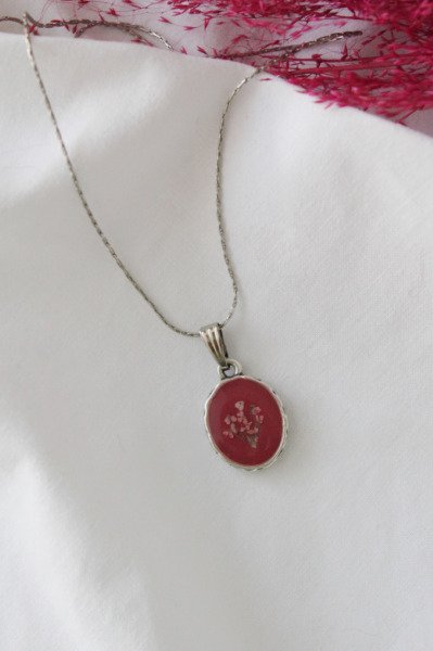 Kurutulmuş Çiçekli Pembe Oval Kolye