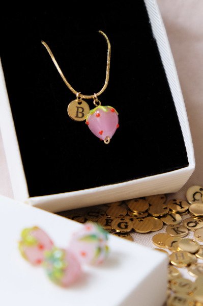 Murano Pembe Çilekli Kolye (İSTENİLEN HARFTE ÜRETİLİR)