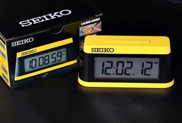 Seiko Clocks Sports Timer QHL091Y Kronometre ve Geri sayım sayacı fonksiyonlu Masa Saati