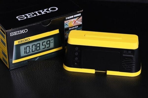 Seiko Clocks Sports Timer QHL091Y Kronometre ve Geri sayım sayacı fonksiyonlu Masa Saati