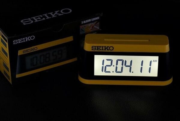 Seiko Clocks Sports Timer QHL091Y Kronometre ve Geri sayım sayacı fonksiyonlu Masa Saati