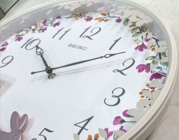 Seiko Clocks QXC238W Tavşan Figürlü Sarkaçlı Duvar Saati