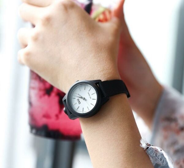 Q&Q VS13J003Y Siyah Renkli Çizgi Rakam Analog Çocuk Kol Saati