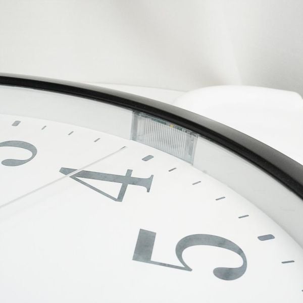 Seiko QXA776K Plastik Kasa Otomatik Işıklı Sensörlü Dekoratif Analog Duvar Saati