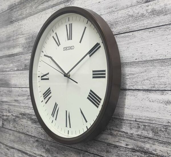 Seiko QHA009B Metalik Kahverengi Renkli Plastik Kasa Beyaz Kadranlı Quartz Mekanizmalı Duvar Saati