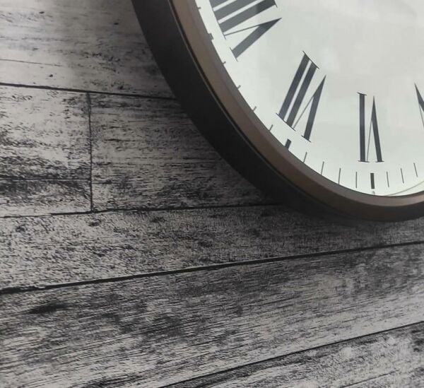 Seiko QHA009B Metalik Kahverengi Renkli Plastik Kasa Beyaz Kadranlı Quartz Mekanizmalı Duvar Saati