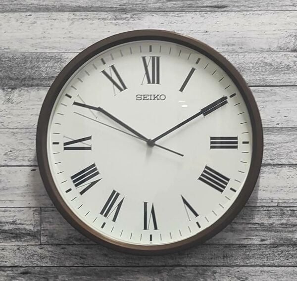 Seiko QHA009B Metalik Kahverengi Renkli Plastik Kasa Beyaz Kadranlı Quartz Mekanizmalı Duvar Saati