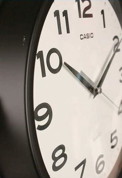 Casio IQ-151-1DF Siyah Kasa Oval Analog Duvar Saati