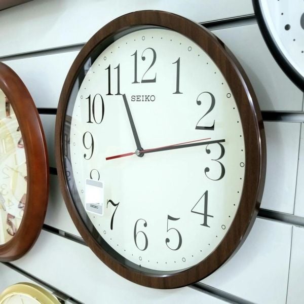 Seiko QXA737B Sessiz Saniye İbreli Ahşap Dokulu Beyaz Kadranlı Dekoratif Duvar Saati