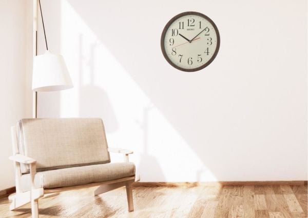 Seiko QXA737B Sessiz Saniye İbreli Ahşap Dokulu Beyaz Kadranlı Dekoratif Duvar Saati