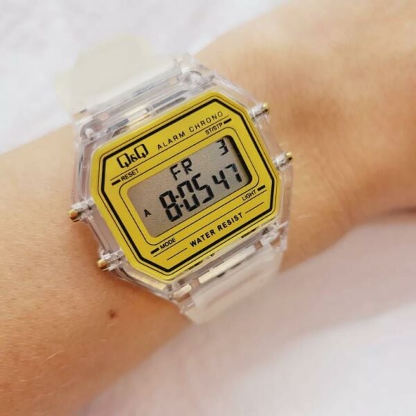 Q&Q M173J036Y Kronometreli Alarmlı Işıklı Kadın Kol Saati