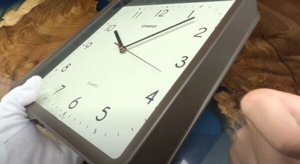 Casio IQ-152-5DF Kahverengi Kasa Analog Duvar Saati