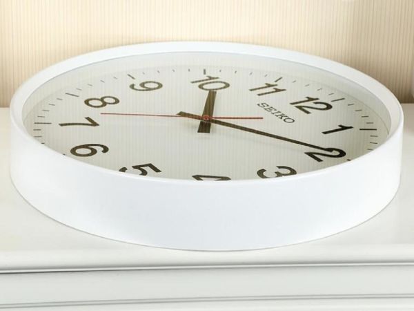 Seiko QXA700W Sessiz Akar Saniyeli Beyaz Plastik Kasa Analog Duvar Saati