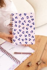 Matt Notebook 2025 Yılı A5 Haftalık Ajanda Spiralli 15x21 cm - 12 Aylık - Motivasyon Sayfalı Pembe Leopar