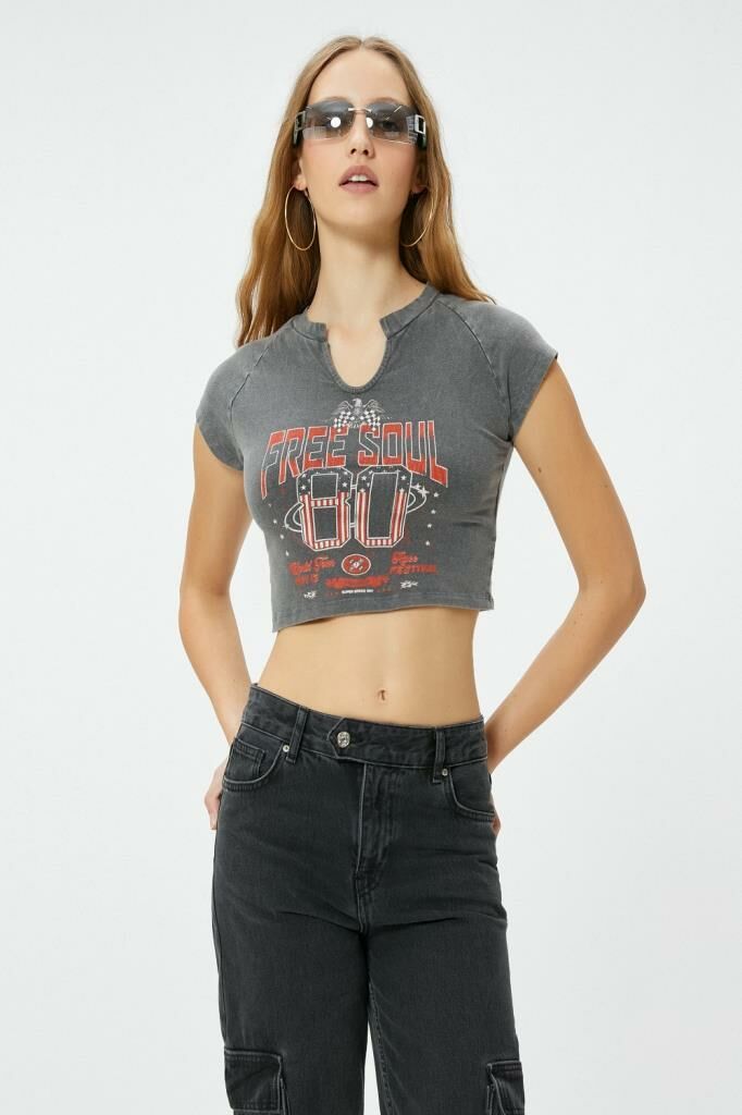 Koton Crop Baskılı Tişört Soluk Efektli V Yaka Kısa Kollu Pamuklu Slim Fit
