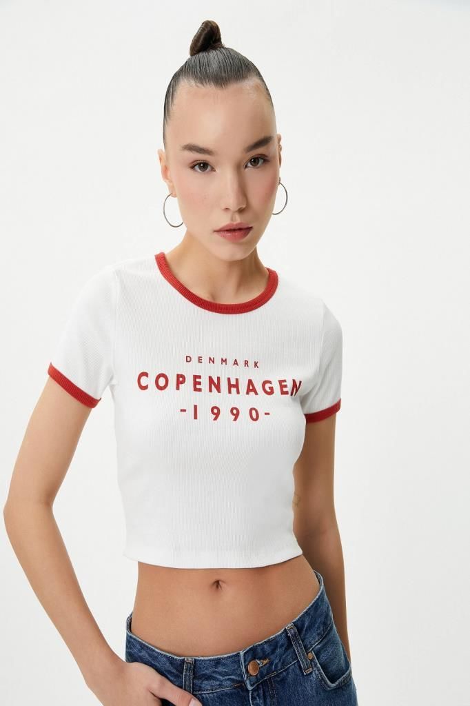 Koton Kolej Crop Tişört Slim Fit Biyeli Kısa Kollu Bisiklet Yaka Pamuklu