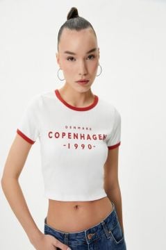 Koton Kolej Crop Tişört Slim Fit Biyeli Kısa Kollu Bisiklet Yaka Pamuklu