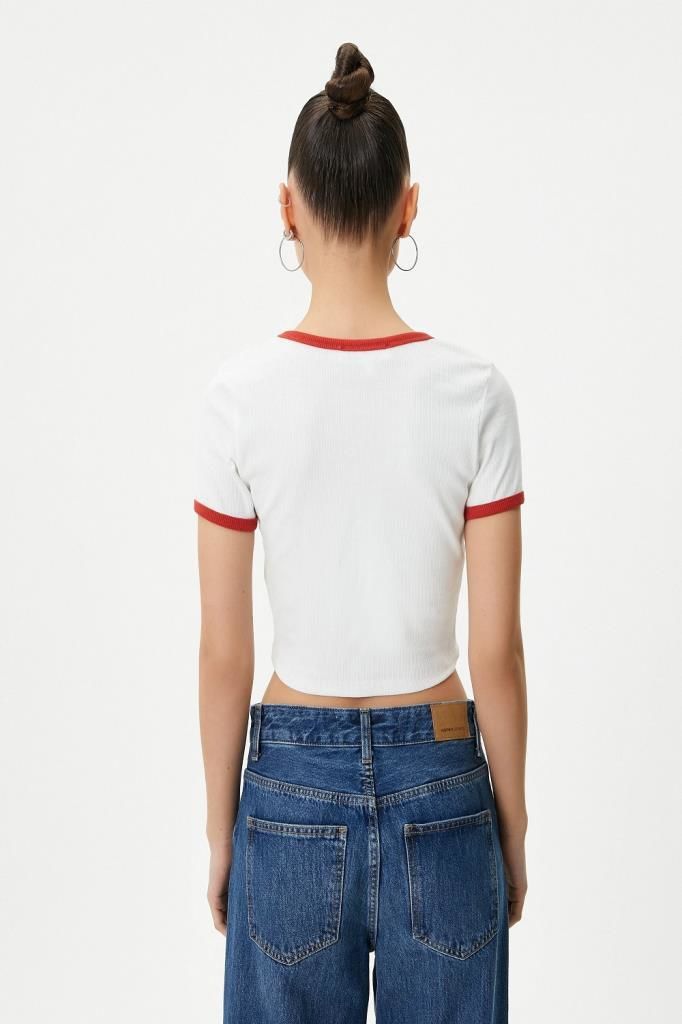 Koton Kolej Crop Tişört Slim Fit Biyeli Kısa Kollu Bisiklet Yaka Pamuklu