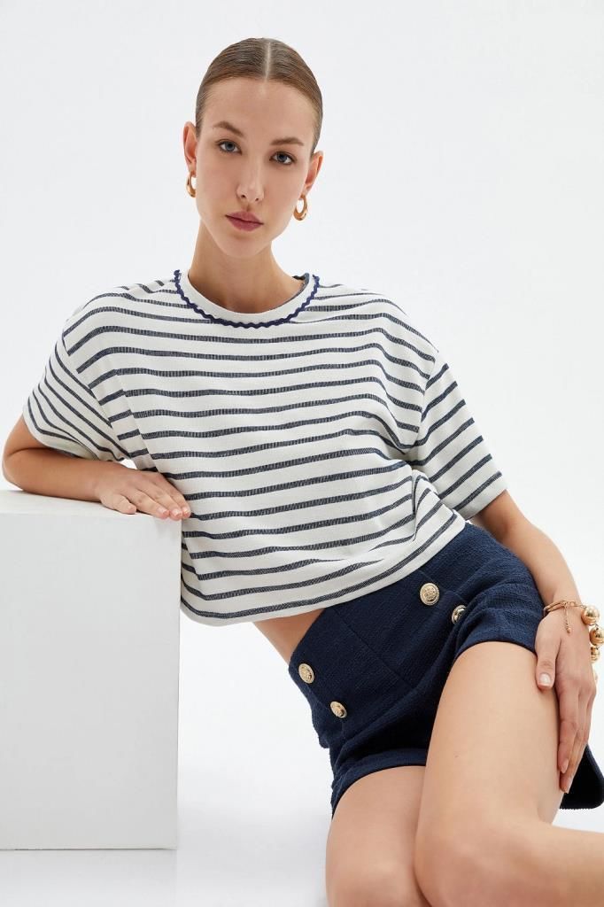 Koton Oversize Crop Tişört Bisiklet Yaka Kısa Kollu Lacivert Çizgili