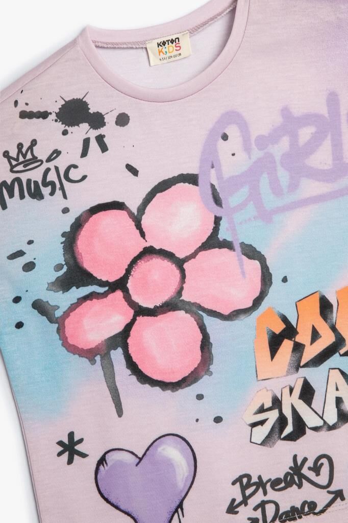 Koton Kız Çocuk Crop Tişört Grafiti Baskılı Kısa Kollu Bisiklet Yaka