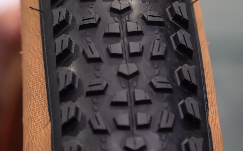 Pneumatico 45NRTH Kahva 29x2.25 Tubeless Con Borchie, Marrone/nero, Per Mountain Bike Invernale