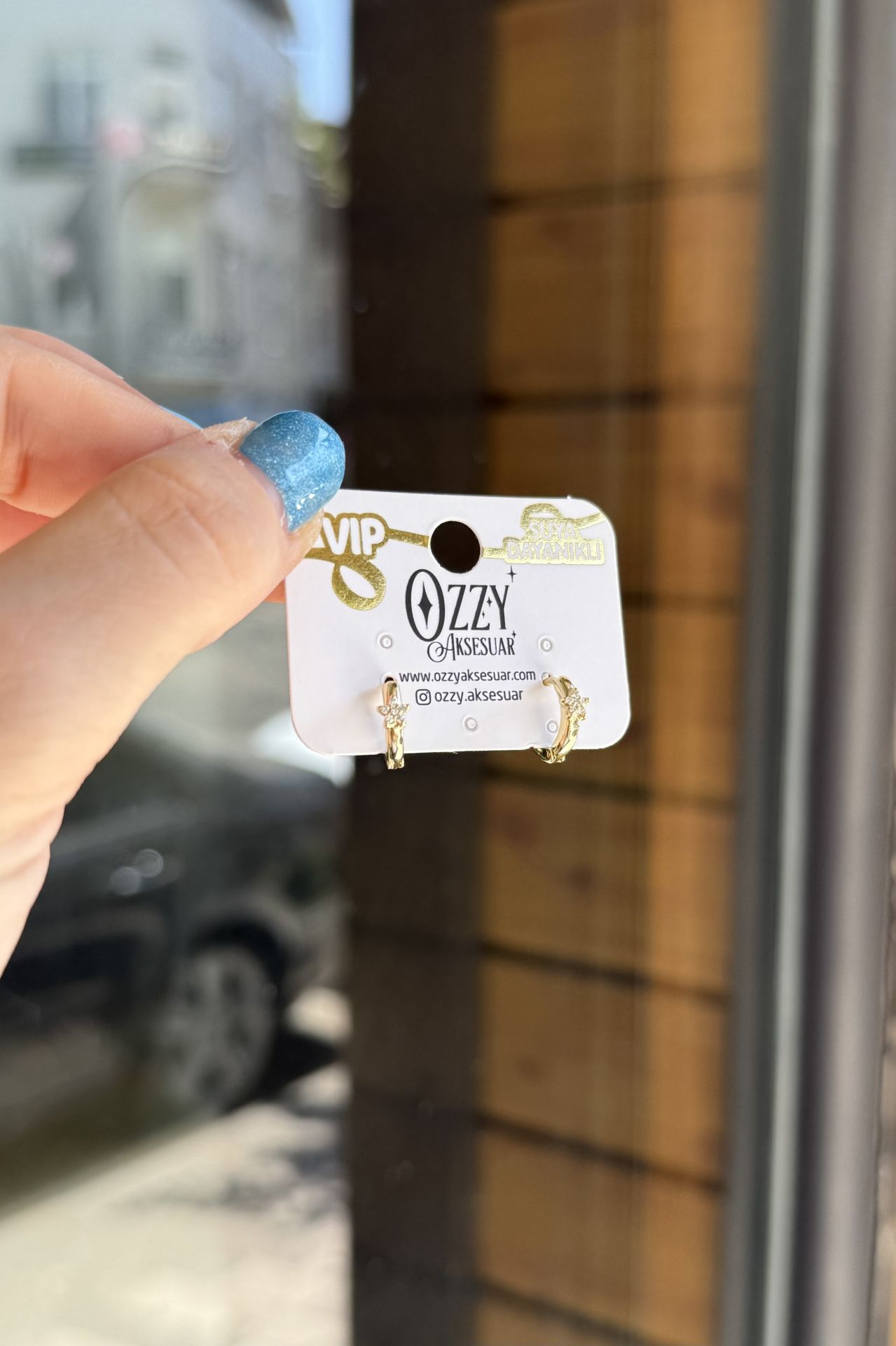 VIP Önü Gömme Taşlı Çiçek Detaylı Küçük Halka Küpe 14K