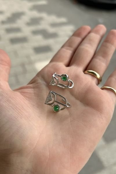 Yeşil Taş Detaylı Üçgen Model Tasarım Küpe Gümüş Renk