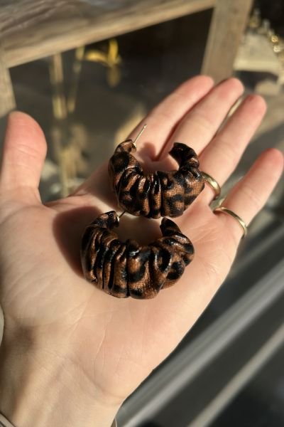 Suni Deri Kaplama Yarım Halka Leopar Küpe Kahve