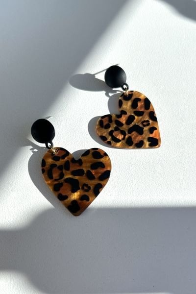 Kalp Sallantılı Leopar Küpe