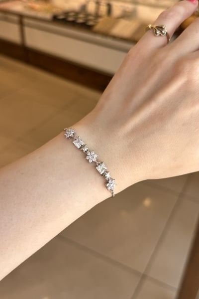 Gömme Zirkon Taşlı Çiçek Model Asansör Bileklik Gümüş Renk