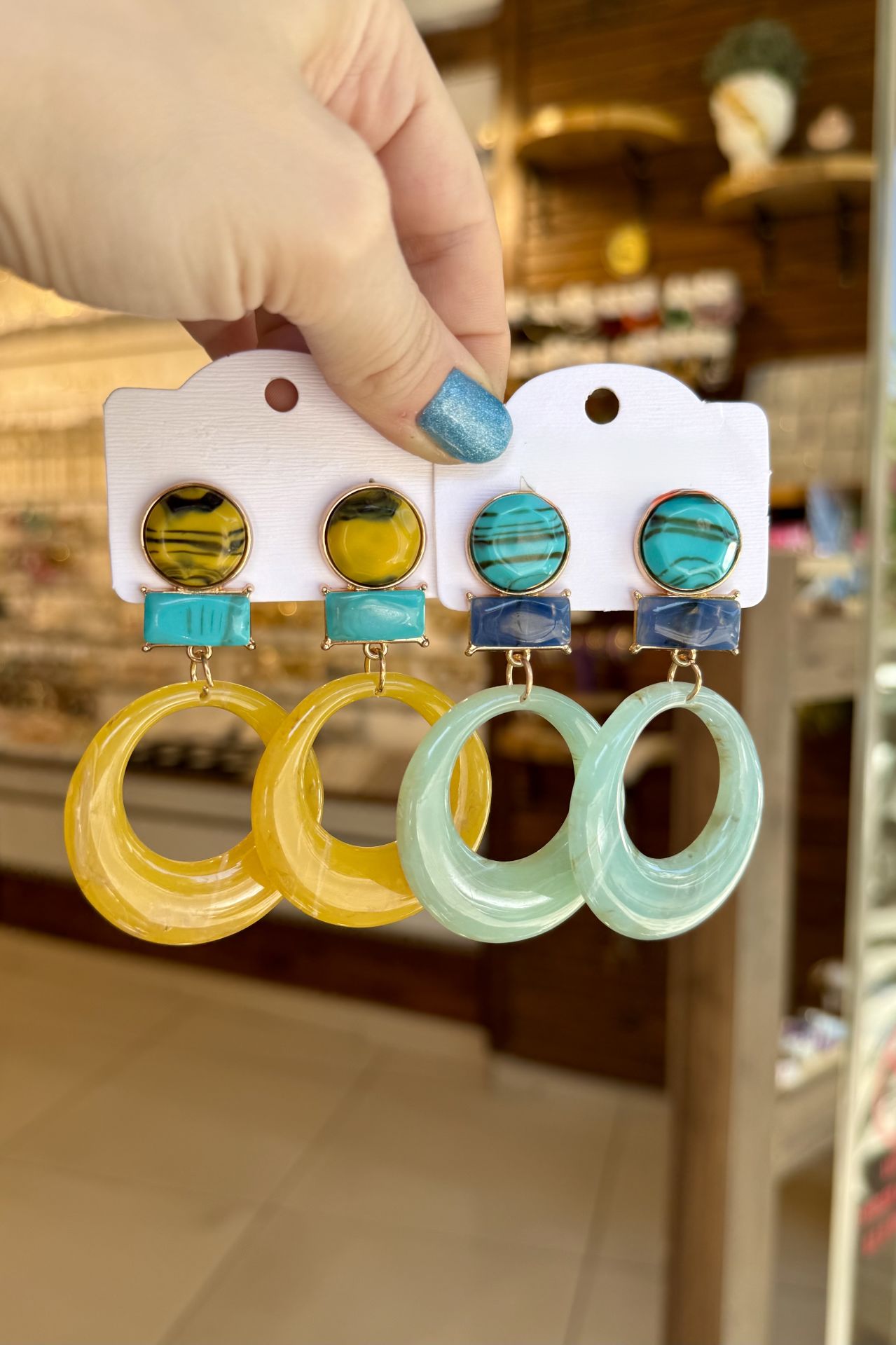 Marka Model Akrilik Halkalı Küpe