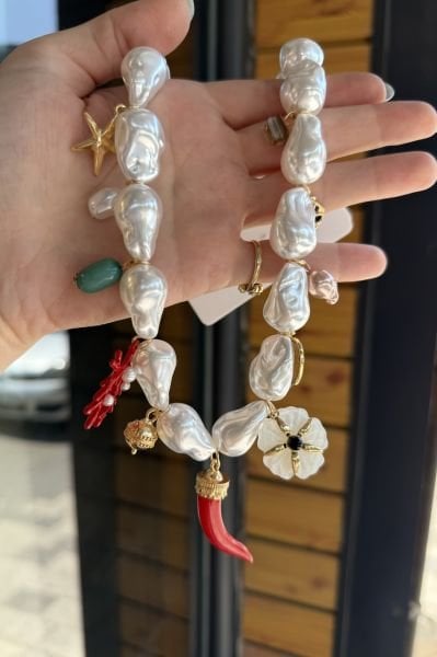 Marka Model Sıra Charmlı İri İnci Kolye Çiçek