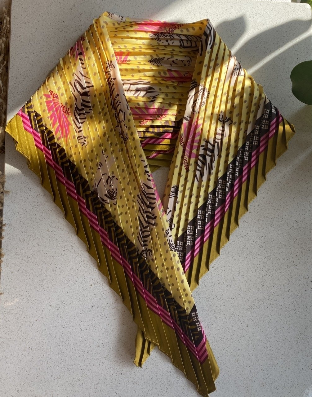 Sarı Kaplan Desenli 55x55 Piliseli Kare Fular