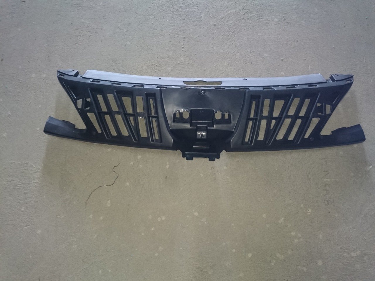 PEUGEOT 307 2006--> MAKYAJLI KASA ÖN TAMPON İÇ IZGARA MASKESİ ( PANEL ÜST DEFLEKTÖRÜ )