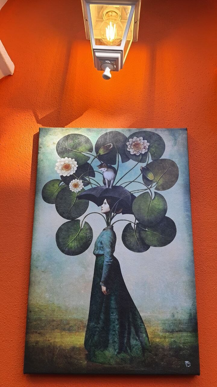 Nilüfer Çiçekleri Yapraklı Kadın Kanvas tablo