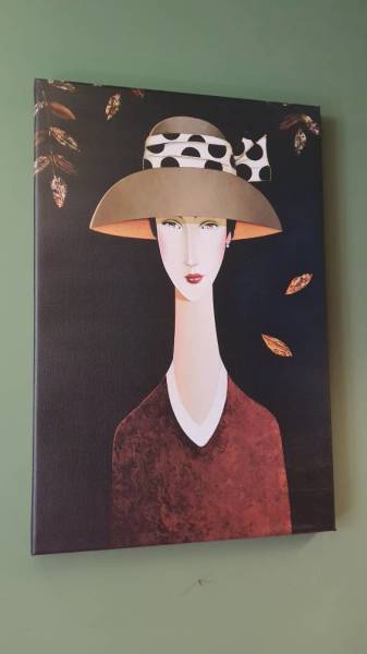 Kahverengi Puantiyeli Şapkalı Kadın Kanvas Tablo