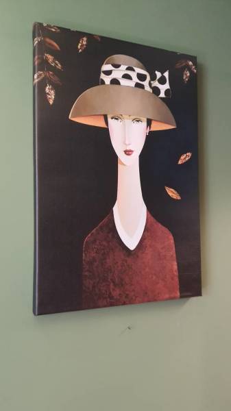 Kahverengi Puantiyeli Şapkalı Kadın Kanvas Tablo