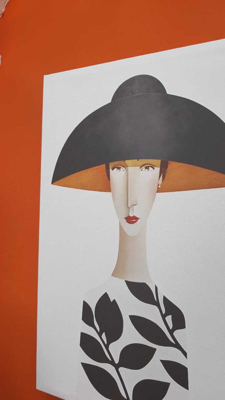 Siyah İçi Turuncu Şapkalı Kadın Kanvas Tablo