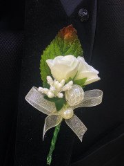 Yaka Çiçeği - Damat Çiçeği - Sağdıç Çiçeği Çift Gül Yanyana Beyaz Pıtırcıklı
